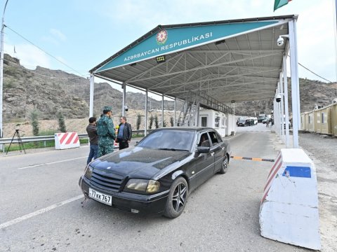 Qarabağda qalmaq istəməyən ermənilər Ermənistana maneəsiz gedir