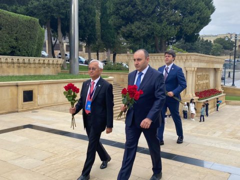 Türk Dövlətlərinin Diaspor Gəncləri Fəxri və Şəhidlər xiyabanlarında - FOTOLAR