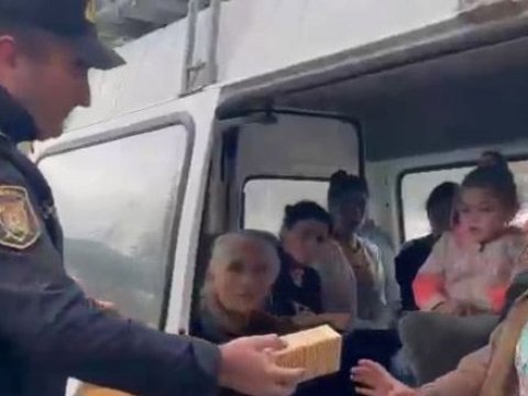 Azərbaycan polisi tıxacda qalan ermənilərə qida payladı - VİDEO