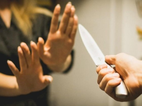 Şəkidə oğlan ata-anasını BIÇAQLADI