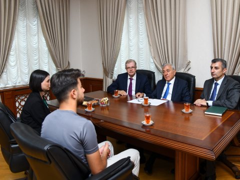 Rektor şəhid ailələrinindən olan tələbələrlə görüşdü - FOTO