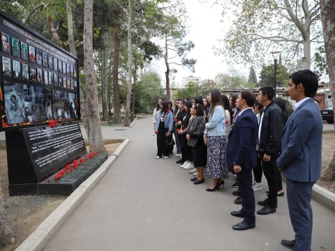 Tələbələr Gəncə terroru qurbanlarını anıblar - FOTOLAR