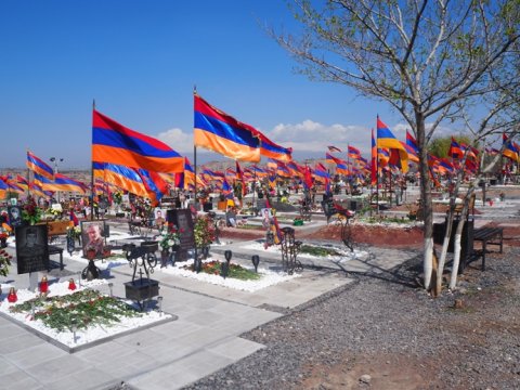 İrəvanda separatçıların meyitləri üçün daha 125 qəbir QAZILDI