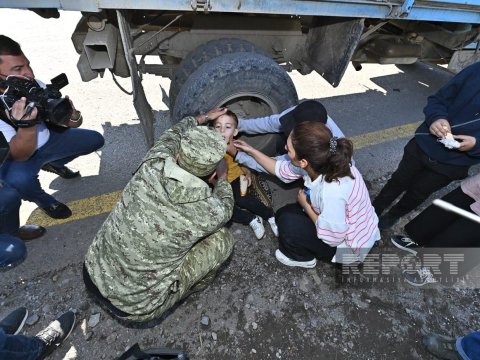 Sərhədçilərimiz halı pisləşən erməni uşağa yardım göstərdilər - FOTO