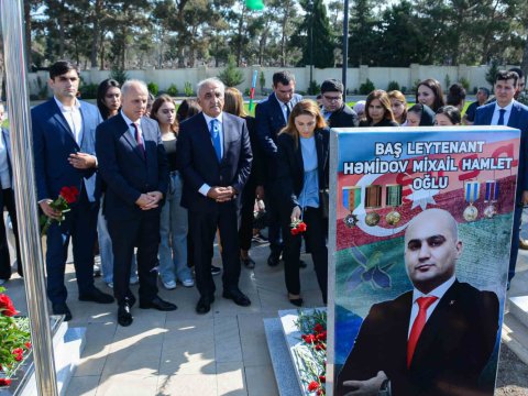 UNEC-in kollektivi şəhidlərin məzarlarını ziyarət edib - FOTO