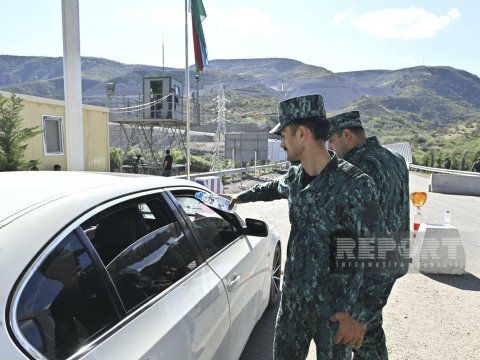 Sərhədçilərimiz ermənilərə su və şirniyyat payladı - FOTO