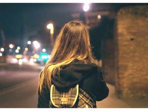 22 yaşlı qız itkin düşdü