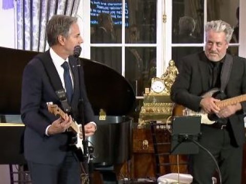 Blinken gitara çaldı, mahnı oxudu - VİDEO