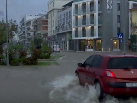 Yunanıstanda təbii fəlakət - Evləri su basdı
