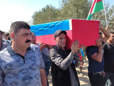 İtkin düşən hərbçinin nəşi Salyanda dəfn edildi - FOTO