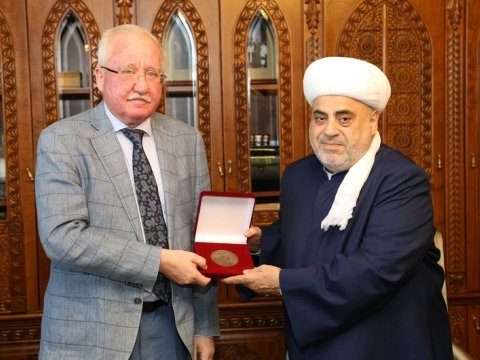 Şeyx Nabatxanım Aşurbəylinin nəvəsi ilə görüşüb - FOTO
