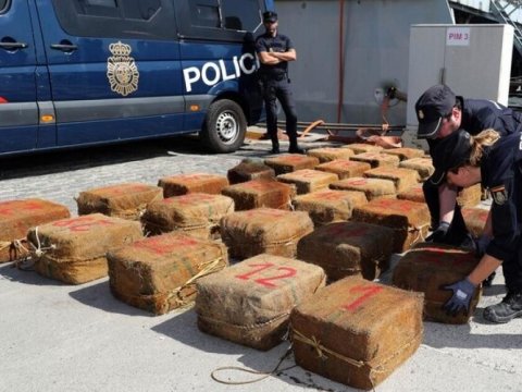 Balıqçı gəmisində bir ton kokain ələ keçirildi