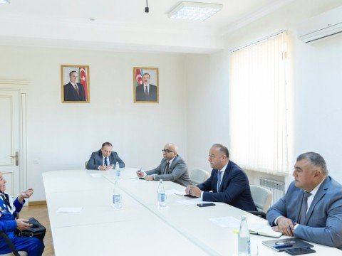 Nazirliyin əməkdaşı Kürdəmirdə vətəndaşları qəbul edib - FOTOLAR