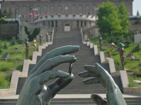 Qarabağda erməni dilinin istifadəsinə imkan yaradılacaq - Rəsmi Bakı