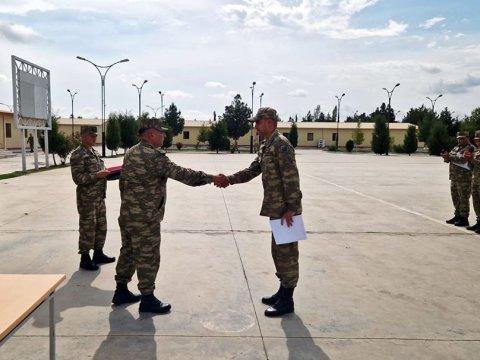 Bir qrub hərbçi tərxis olundu - VİDEO