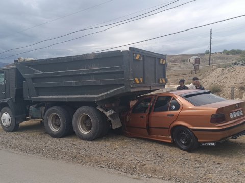 Tovuzda BMW “KamAZ”a çırpıldı - Yaralananlar var