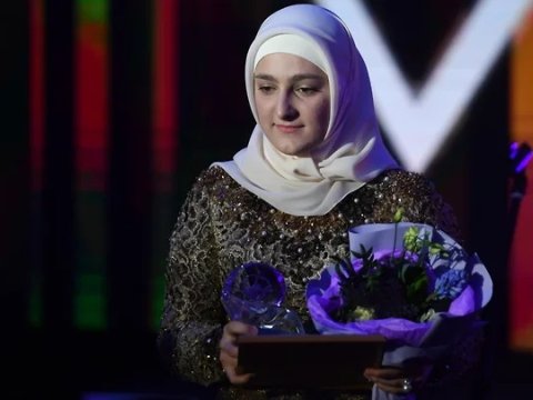 Kadırov dünən vəzifə verdiyi qızını bu gün təltif etdi