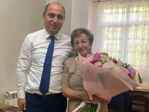 Emin Əmrullayev ilk müəllimini ziyarət etdi - FOTO