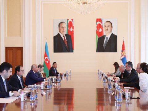 Baş nazir Serbiya spikeri ilə danışıqlar apardı