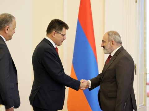Paşinyan Aİ komissarı ilə görüşdü