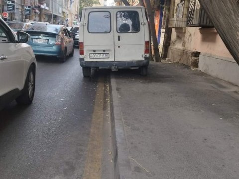 Səkidə maşın saxlayanlar cəzalandırıldı 