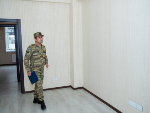 Müharibə iştirakçısına mənzil hədiyyə edildi 