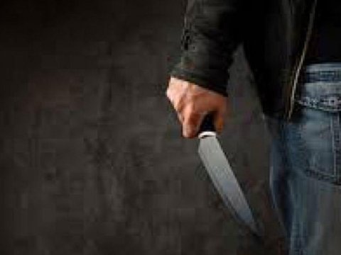 Polis 33 yaşlı kişini bıçaqlayan şəxsi axtarır