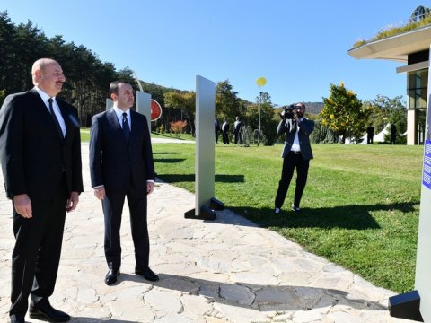 Prezident Tbilisidə Heydər Əliyevə həsr edilmiş fotosərgi ilə tanış olub - YENİLƏNİB