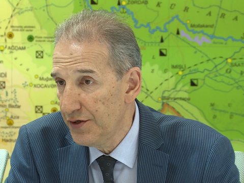 Nazir müşaviri avtomobil yanacağının keyfiyyətindən narazılıq etdi