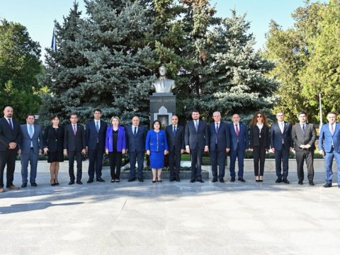 Spiker Buxarestdə Heydər Əliyevin abidəsini ziyarət etdi - FOTO