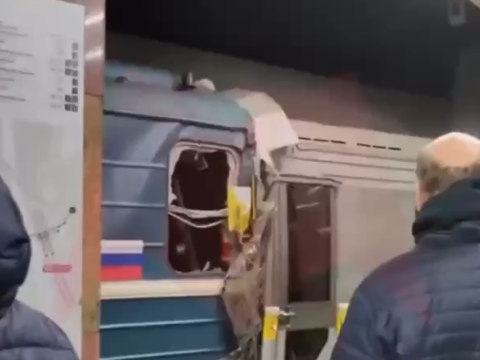 Moskva metrosunda qatarlar toqquşdu - VİDEO