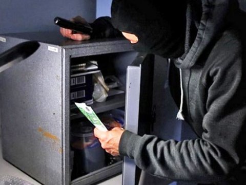 Obyektdən 10 min manat oğurlandı