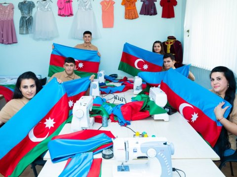 Əlilliyi olan şəxslər 44 Azərbaycan bayrağı tikdilər