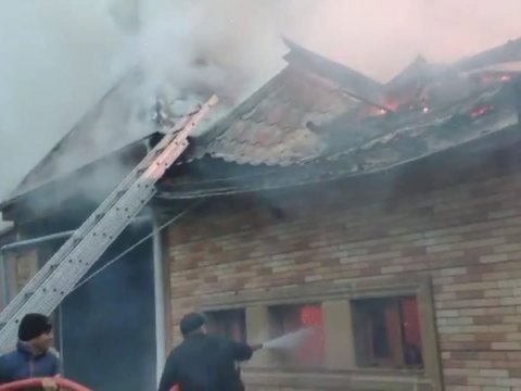 Qazaxda ev və mağaza yandı