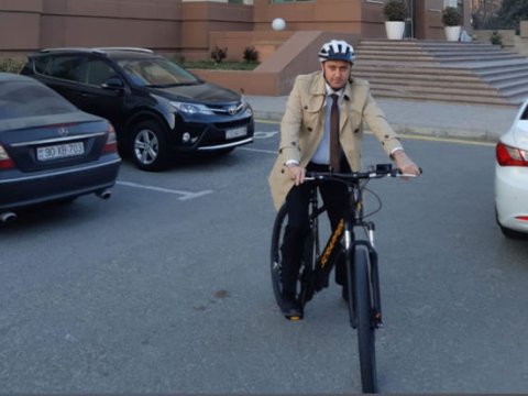 İşə velosipedlə gedən hakimə yüksək vəzifə verildi