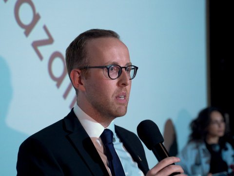 Britaniya səfirliyi bannerlərdən eko-çantalar hazırladı - VİDEO