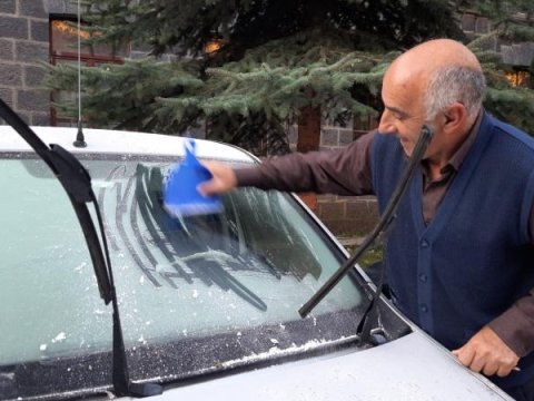 Qarsda şaxtalı havadan maşınlar buzlayıb - FOTO