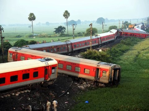 Hindistanda qatar qəzası - 4 ölü, 70 yaralı