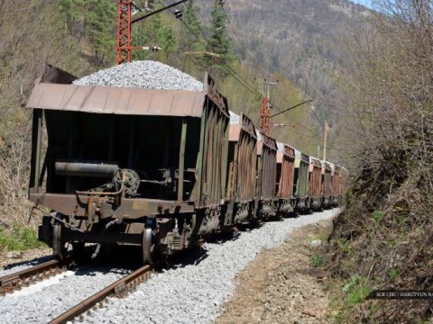 Ermənistanda yük qatarı qəzaya uğradı