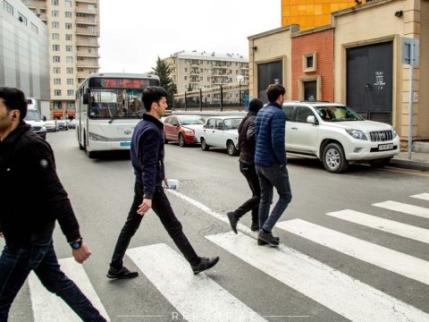 Bakıda minik maşını piyadanı vurdu - FOTO