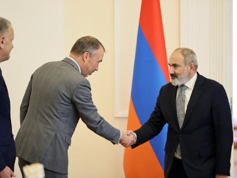 Klaar Paşinyanla müzakirə apardı