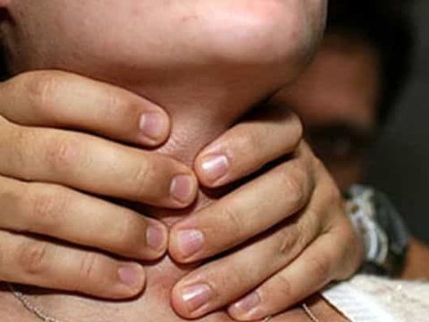 19 yaşlı bacısını boğub öldürdü 