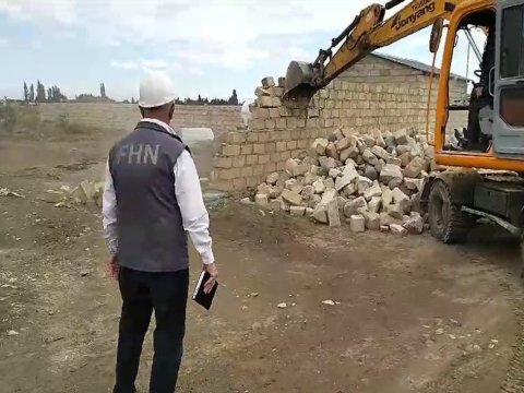 Sənədsiz tikililər söküldü - VİDEO