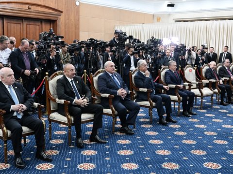 İlham Əliyev Şavkat Mirziyoyevin təltifolunma mərasimində iştirak etdi