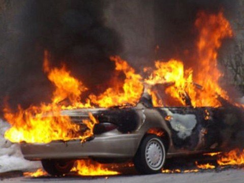 Bakıda “Mercedes” yandı