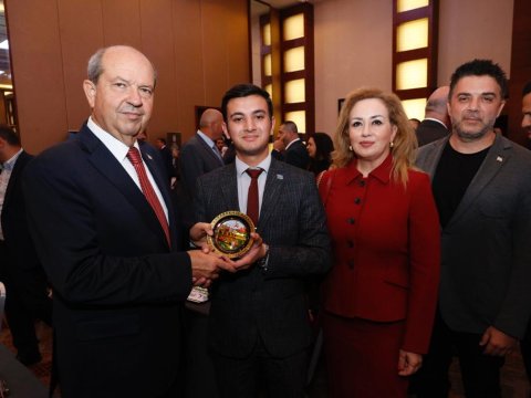 Ersin Tatara Şuşanın simvolu olan suvenir hədiyyə olundu - FOTO