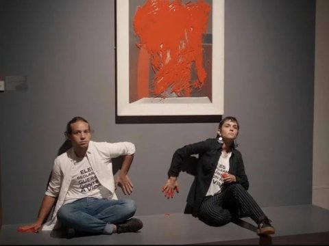 Pikassonun tablosuna boya tökdülər 