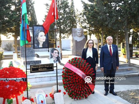 Ersin Tatar Qənirə Paşayevanın məzarını ziyarət etdi 