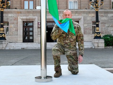 İlham Əliyev Xankəndidə bayrağımızı ucaltdı - TARİXİ FOTOLAR