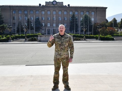 Özünü “prezident” adlandırmış üç təlxək bizi hədələyirdi